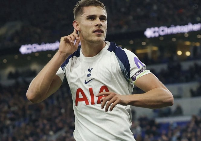 曼联中卫伤病潮，年轻球员撑起防线，引援范德芬穆里略