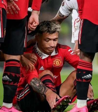 电讯报：曼联5名中卫伤病多+年龄小，密切关注范德芬&穆里略