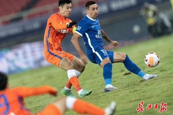 山东泰山3-3战平武汉三镇，赛后谢场时球迷表达不满