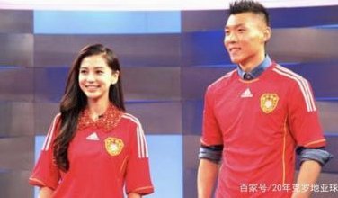 热议国足：赢得太不容易了 上下半场判若两队