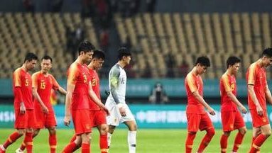 热议国足：赢得太不容易了 上下半场判若两队